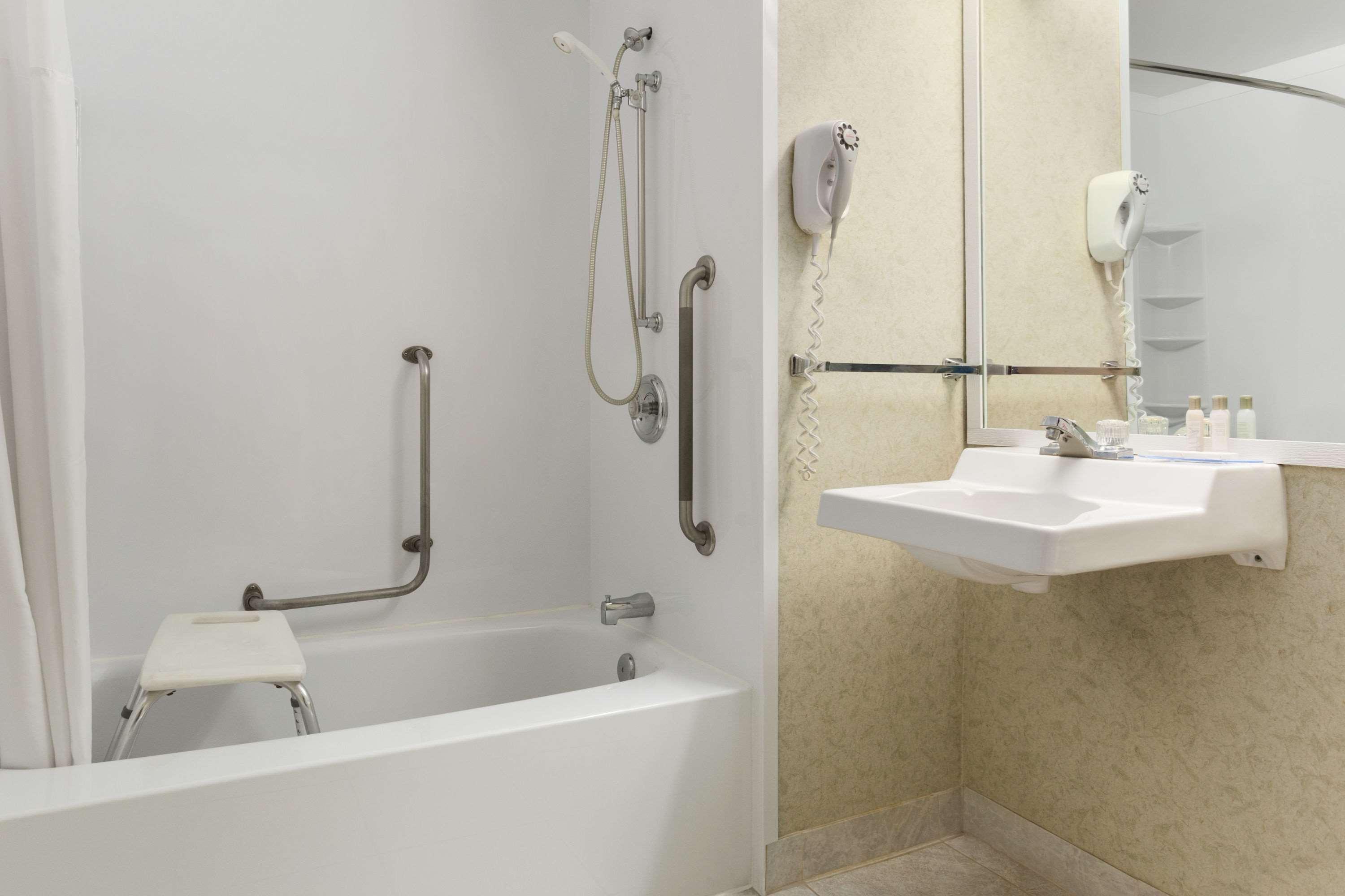 Travelodge By Wyndham Winnipeg East Esterno foto