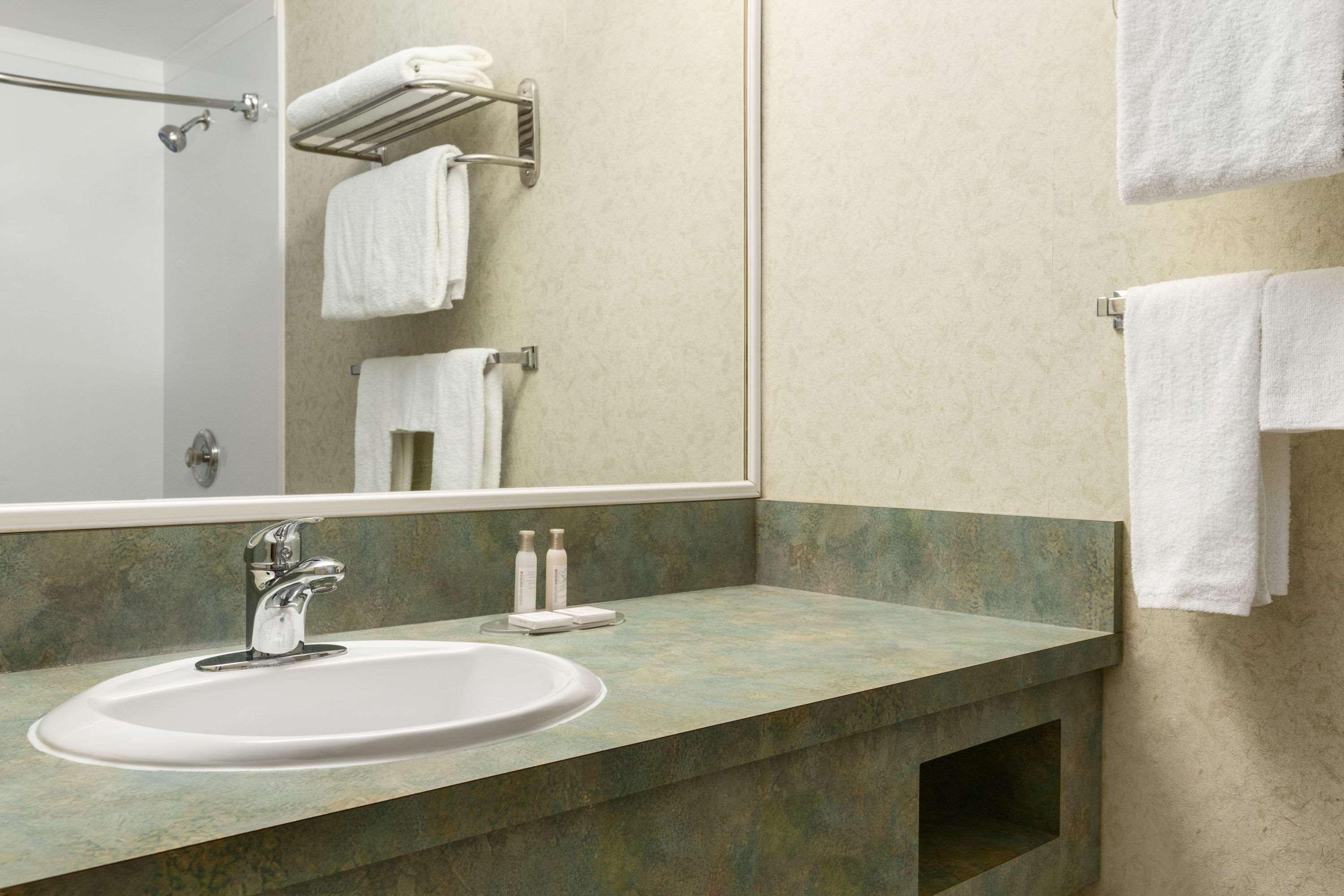 Travelodge By Wyndham Winnipeg East Esterno foto