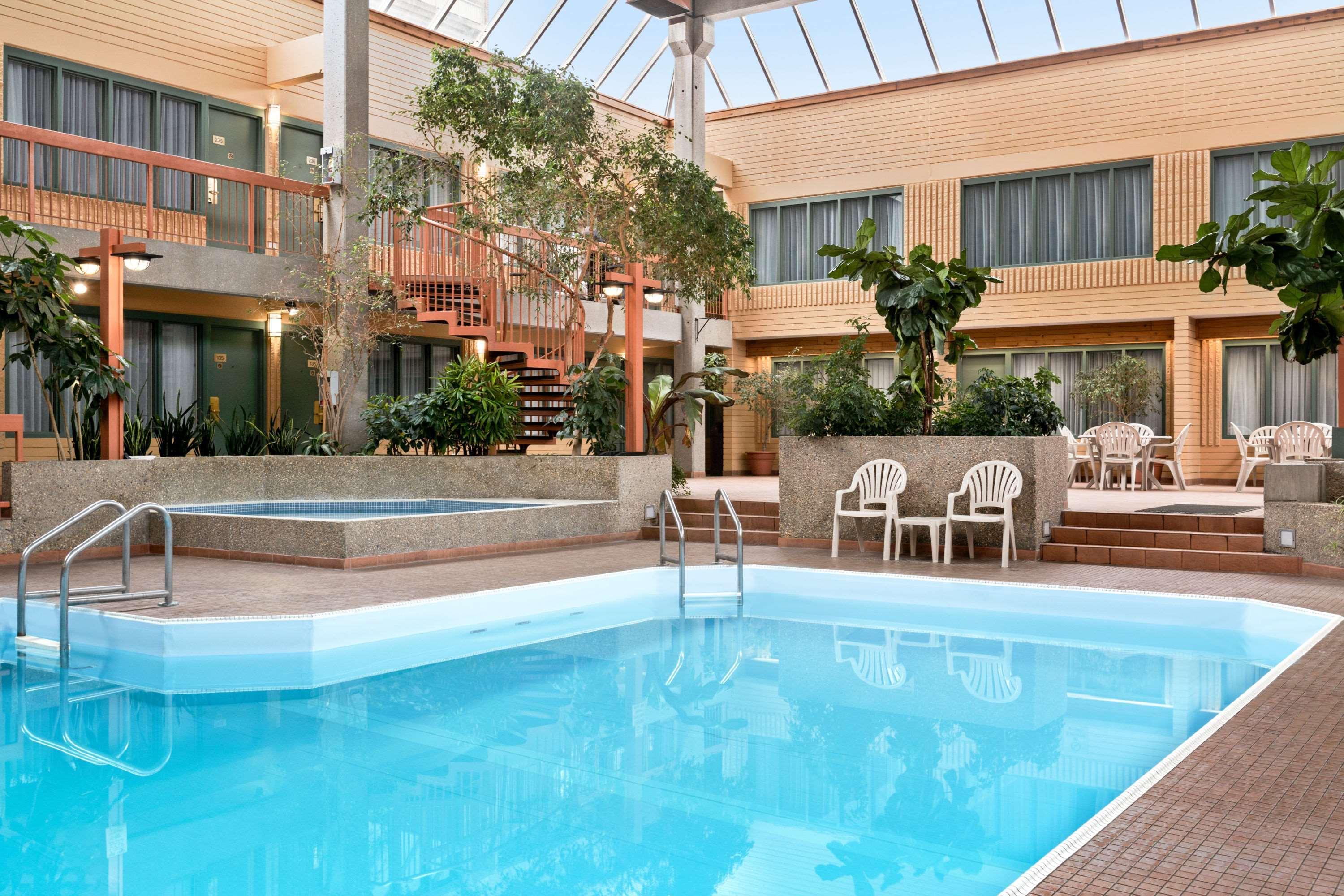 Travelodge By Wyndham Winnipeg East Esterno foto