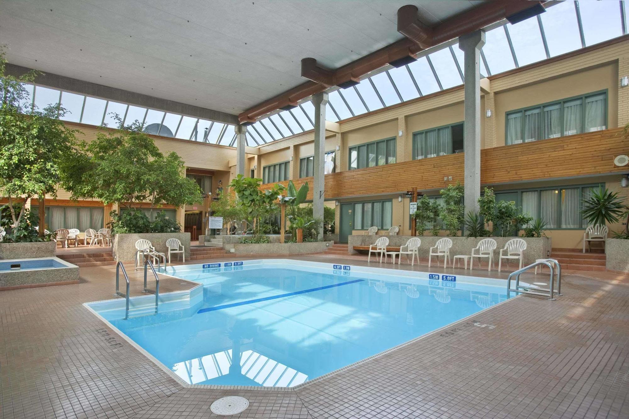Travelodge By Wyndham Winnipeg East Esterno foto