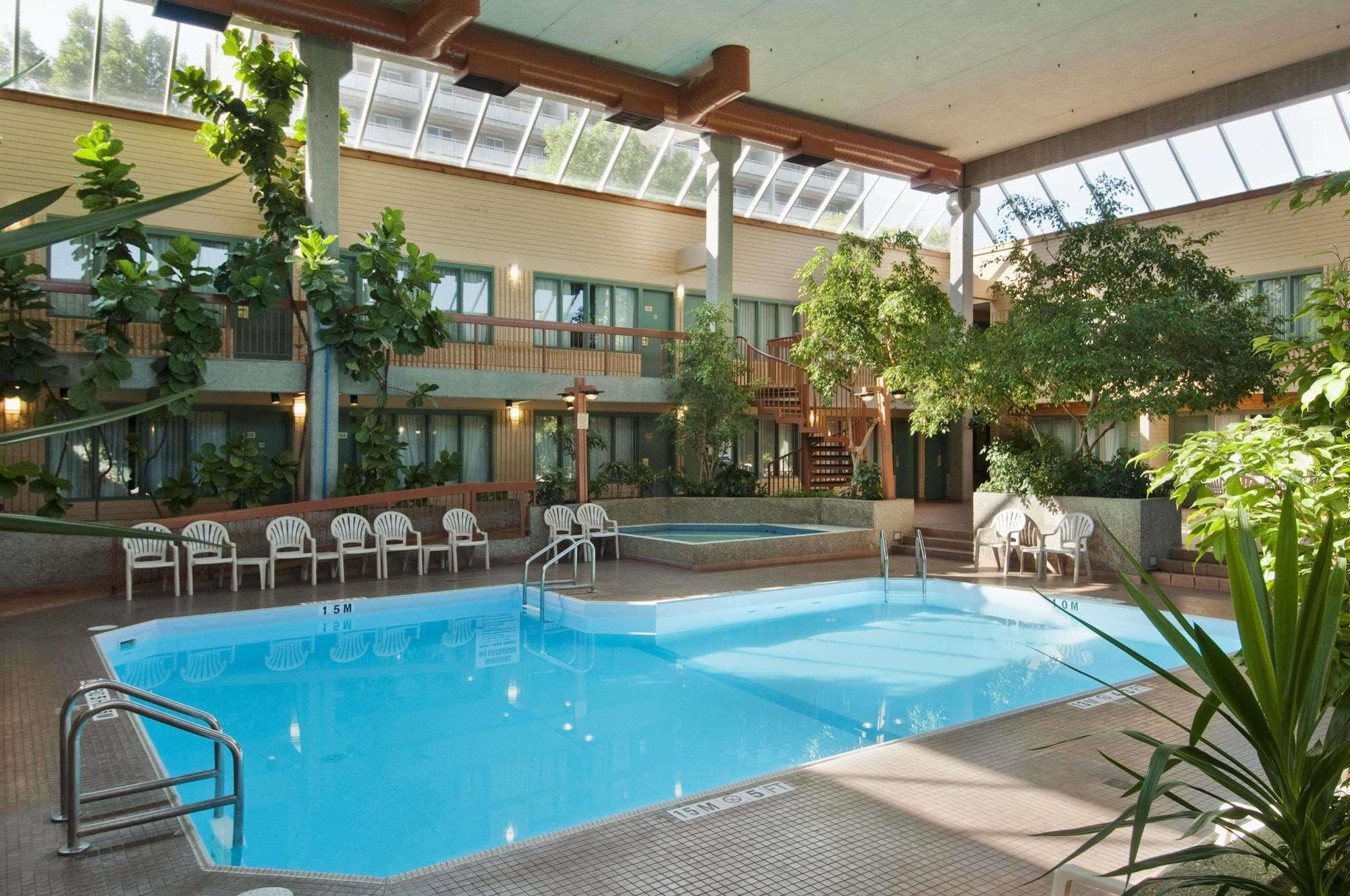Travelodge By Wyndham Winnipeg East Esterno foto