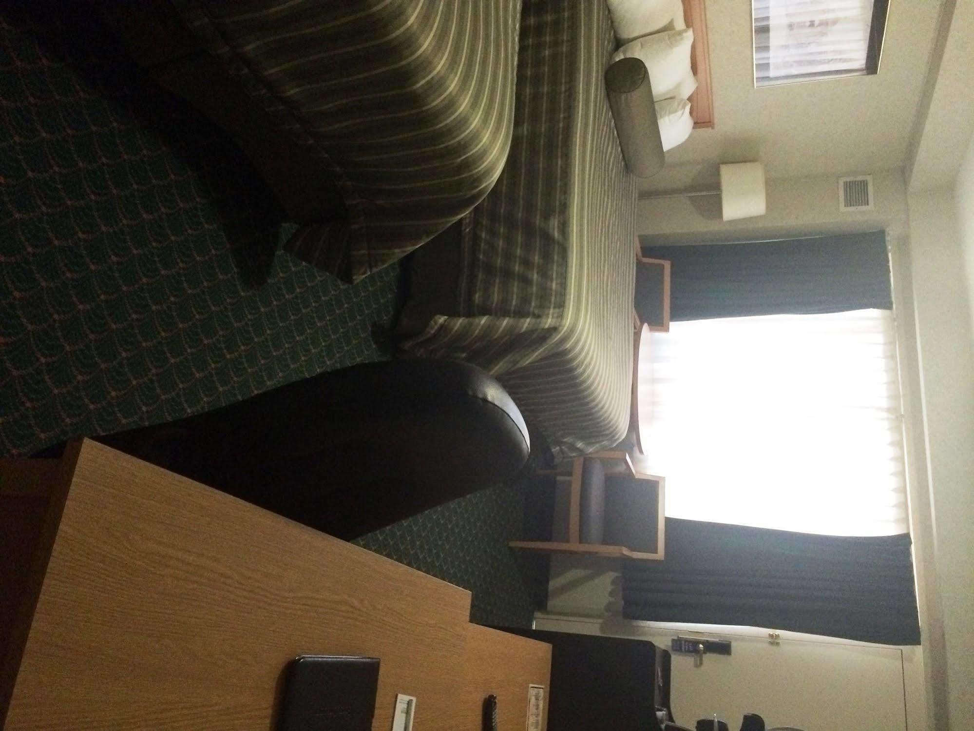 Travelodge By Wyndham Winnipeg East Esterno foto