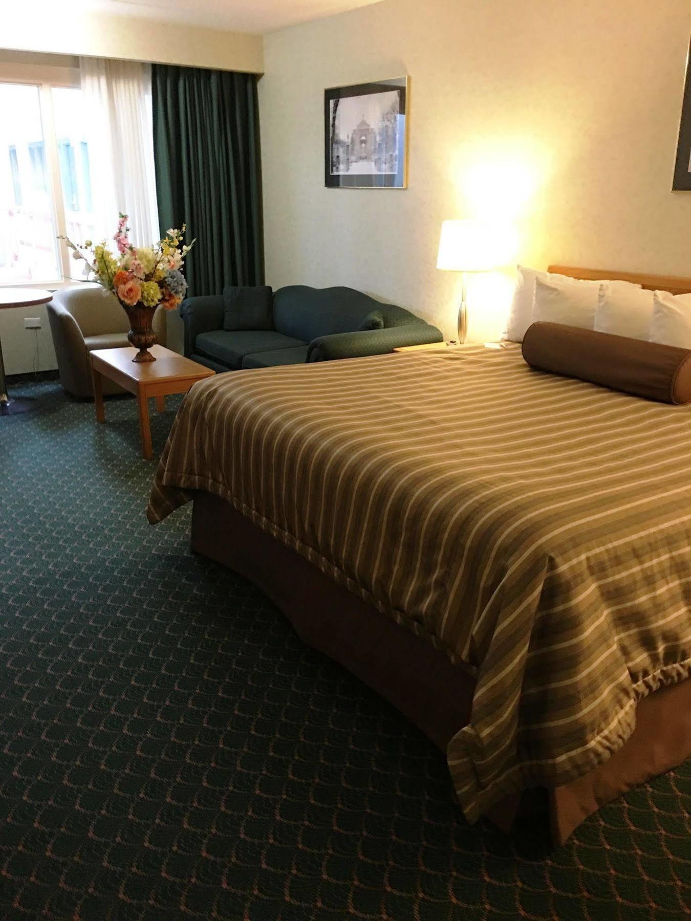 Travelodge By Wyndham Winnipeg East Esterno foto
