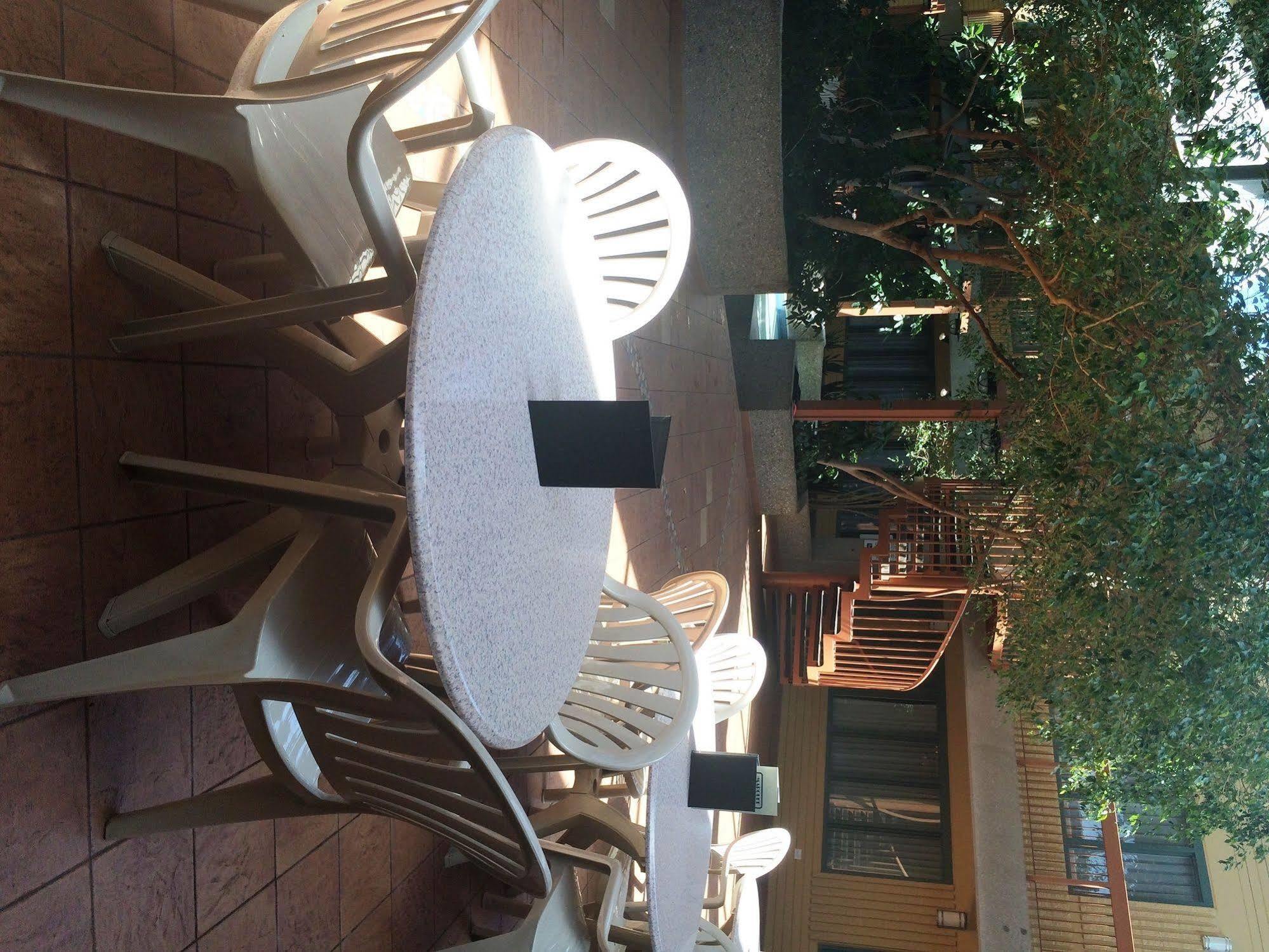 Travelodge By Wyndham Winnipeg East Esterno foto